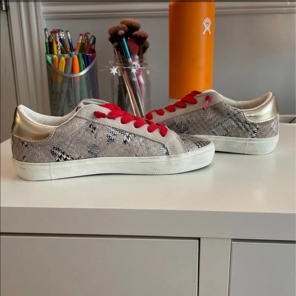 *NEVER BEEN WORN* Steve Madden Sneakers - Picture 2 of 4